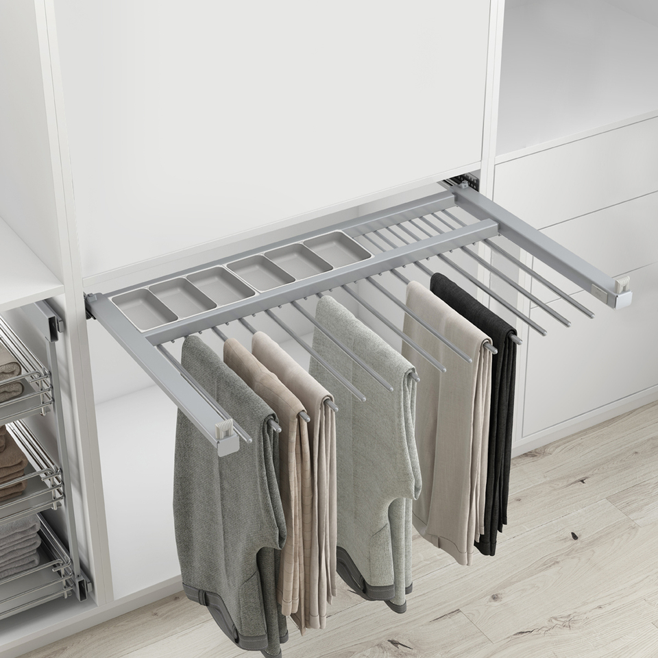 Фото MENAGE CONFORT Выдвижная телескопическая брючница PANSY с лотком для аксессуаров, ширина 800-900 мм, серый