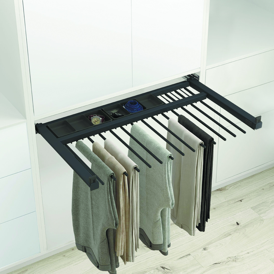 Фото MENAGE CONFORT Выдвижная телескопическая брючница PANSY с лотком для аксессуаров, ширина 800-900 мм, антрацит