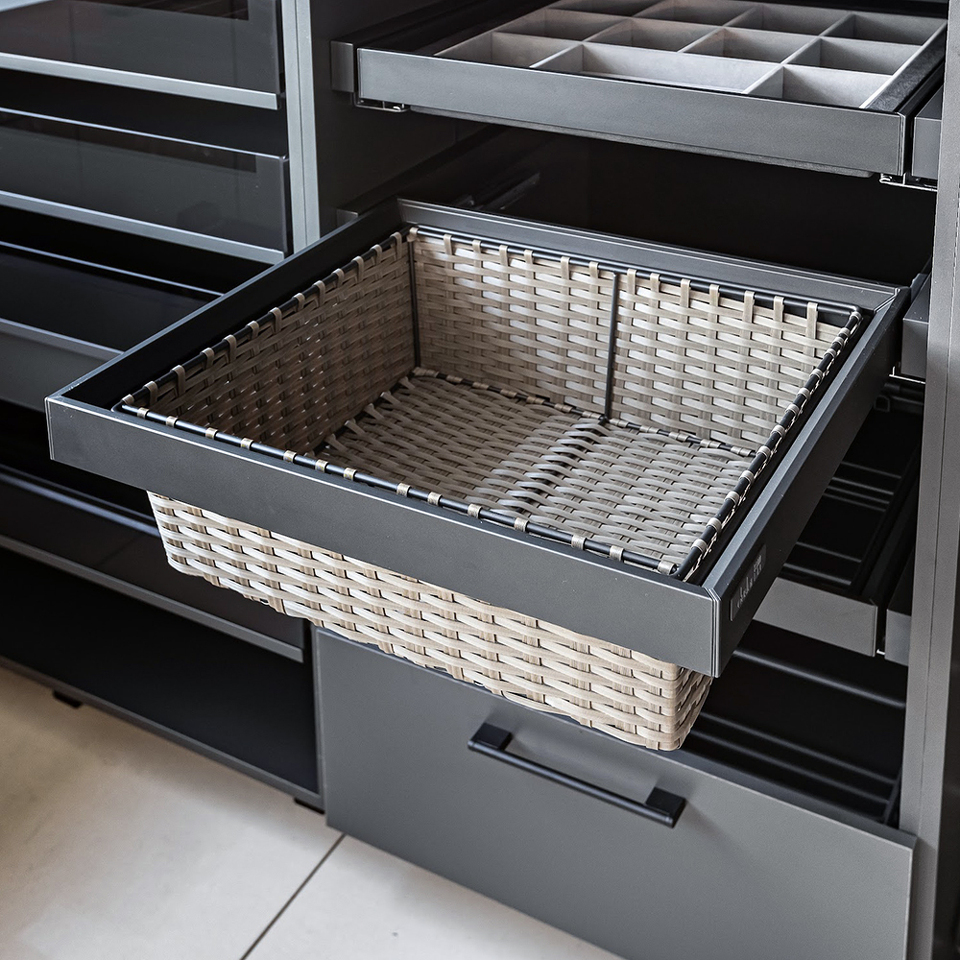 Фото Duslar Выдвижная корзина PLAIT ULTRA из полиротанга, ширина 562-568 мм, коричневый/антрацит