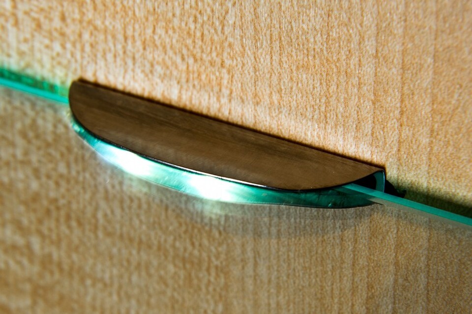 Фото Furnika Светодиодный светильник-клипса ZETA для стеклянных полок, дневной, нержавеющая сталь