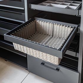 Картинка Duslar Выдвижная корзина PLAIT ULTRA из полиротанга, ширина 562-568 мм, коричневый/антрацит